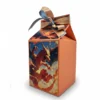 Caja decorada Pokémon Charizard, diseño rectangular con tapa, tonos rojo, naranja y negro.