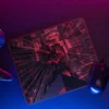 Mousepad Batman (1) Mousepad temático de Batman con diseño en tonos rojos y negros, con efecto 3D o geométrico