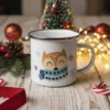 Taza esmaltada navideña blanca con diseño festivo, ideal para café, té o chocolate caliente.