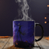 Taza de cerámica negra con la imagen de Jack Skellington de la película Pesadilla antes de Navidad sobre un fondo azul oscuro y morado, ideal para Halloween.