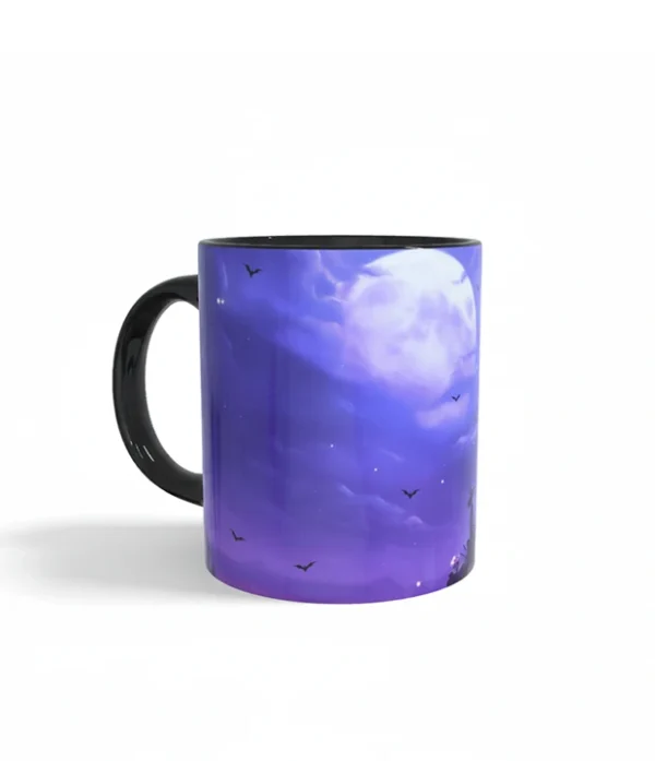 Taza de cerámica negra con la imagen de Jack Skellington de la película Pesadilla antes de Navidad sobre un fondo azul oscuro y morado, ideal para Halloween.