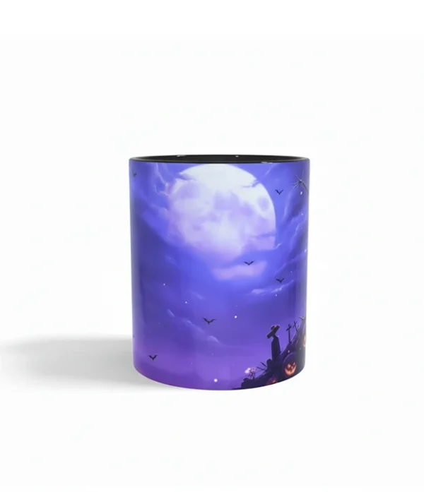 Taza de cerámica negra con la imagen de Jack Skellington de la película Pesadilla antes de Navidad sobre un fondo azul oscuro y morado, ideal para Halloween.