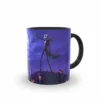 Taza de cerámica negra con la imagen de Jack Skellington de la película Pesadilla antes de Navidad sobre un fondo azul oscuro y morado, ideal para Halloween.