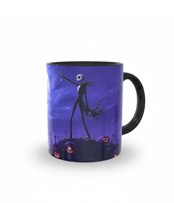 Taza de cerámica negra con la imagen de Jack Skellington de la película Pesadilla antes de Navidad sobre un fondo azul oscuro y morado, ideal para Halloween.
